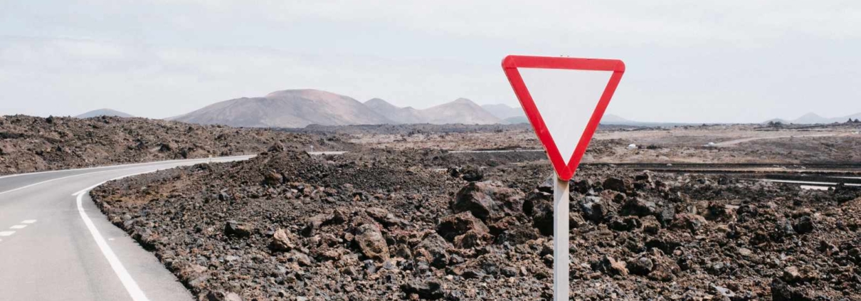 Señal de advertencia carretera